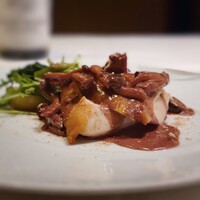 アンフュージョン - 九州博多の華味鶏 胸肉の燻製ローストとキノコのソテー　シェリーヴィネガーとマデラ酒の風味、フリキャッセ風