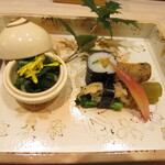 日本料理 つむぐ - 前菜 菊菜のお浸し・かんぴょうのお鮨・いわしの佃煮の小鰹和え・フキの旨味煮・菜の花の磯辺巻