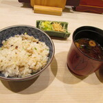 日本料理 つむぐ - 鴨と白ネギの炊き込みご飯・白菜と蕪の浅漬け・赤出汁