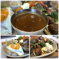 TRATTORIA KIKUYA - ◆カレーは思ったより本格的な品で、辛いけれど美味しい。 ◆ライスの上に目玉焼きが乗せられていると、何か嬉しい。♪ ◆ミートボールの下にはマッシュポテト、その横にポテサラと丁寧に作られています。