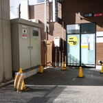 ラーメン二郎 - 店外のウェイティングスペース