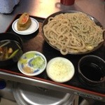 ゆうき庵 - あいもりです。そば、うどん各200gに冷たいつけ汁、温かい鳥つけ汁、揚げ玉、おいなりさんが付いて800円です。お腹いっぱいです。