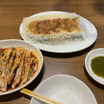 Minamisuna Gyouzabou - 今回の晩酌セット　蒸し鶏の四川風ソースかけ¥528+パクチー餃子¥385+生ビール2杯　お得です。