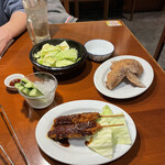 Akakara - 手羽先、味噌カツ、赤きゅう、塩キャベツ