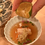 木挽町 とも樹 - 蟹酢に浸したズワイ蟹に、となりの女子が酢橘を絞ります