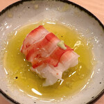 木挽町 とも樹 - サッシカイアのオリーブオイルに浸かる車海老