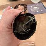 木挽町 とも樹 - 薬味の大根などの千切りを海苔で手巻きに。