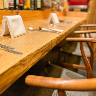 【カウンター席】
                                          プライベート感の味わえるお席になっております。