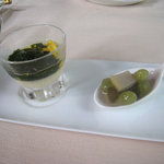 レストラン スイヤルド - アミューズ：帆立と水雲ゼリーと葡萄　トウモロコシのロワイヤル　モロヘイヤ餡