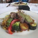 レストラン スイヤルド - メインディッシュ：仔羊背肉のロースト・パセリ風味　肩肉のナヴァランと旬菜