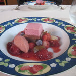 レストラン スイヤルド - デザート：ショコラとフランボワーズのムース　桃と苺のメルバ風