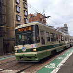 手打出雲そば いいづか - 廣島電鐵「小網町」電停に停車中の連結車。一番簡素で小さな電停でせうね。