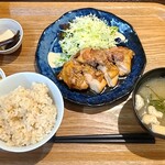 食堂コヨミ - 鶏もも肉の黒酢照り焼き定食1100円