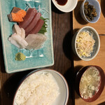 居酒屋遊山海 - 刺し身盛り合わせ1人前に定食セット
ご飯は普通のやつですよ（笑）