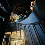 PIZZA CHECK - 雰囲気ある螺旋階段を上がって2階へ。