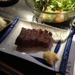 肉の雷橋 - 一品ずつカットしてサーブされる