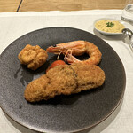 シャントレル - ❸エビ、白子、カキのフリット。トマト。