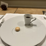 シャントレル - ❷フォアグラのマカロン、きのこのスープ。