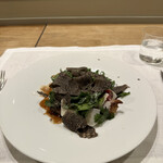 シャントレル - ❼アイルランド産フェアフォード牛のタリアータ、春菊、黒トリュフのサラダ。