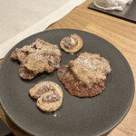 シャントレル - 12.お茶菓子
      ・ヘーゼルナッツの焼き菓子
      ・マロンパイ。