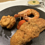 シャントレル - エビ、白子、カキのフリット。トマト。