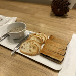 シャントレル - ❶レンズ豆のリエット、キノコのクロックムッシュ。