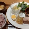 Cafe＆Meal Muji - おろし玉ねぎで煮込んだ豚肉の煮込みとイカとなすの蒸しもの香酢和えとリンゴのサラダヨーグルトソース和えと雑穀米ご飯と豆腐の味噌汁