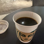 スターバックスコーヒー - 満月と言いたいが、照明の反射。雨降りパラソルの下です。