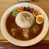 51 CURRY CAFE - チキンカレーのライス大盛り、スパイスエッグトッピング