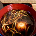 京橋 恵み屋 - エノキ茸と半熟玉子が浮かぶ麻辣汁＋150円