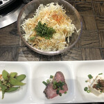 神戸牛焼肉&生タン料理 舌賛 - 前菜盛りとサラダ