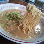 福龍 - 細麺ｽﾄﾚｰﾄで、断面はｴｯｼﾞのあるｽｸｴｱ形、加水率は中低級