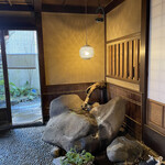 薮蕎麦 宮本 - 玄関には巨石