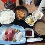 ナカガワ☆スエ食堂 - 刺身定食1200円(本マグロ中トロ・いか・炙りほたて)・だご汁・里芋サラダ・漬物・卵焼き・ご飯