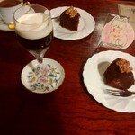 シティーライト - 琥珀の女王、ノアケーキ、奥はノアール、ノアケーキ。