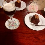 シティーライト - 琥珀の女王、ノアケーキ、奥はノアール、ノアケーキ。