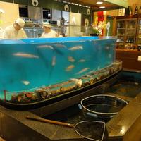 寿々家 岩槻本店 - 大きな生け簀が特徴的