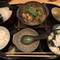 御料理あきやま - 牡蠣土鍋。ご飯、小鉢、千枚漬け、煮麺つき
