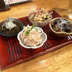 嬉々 わらまさ - お任せ前菜4種盛り(生もずく・ササミとなん骨の梅肉和え・ナムル・本鮪コロコロ煮付け/450円)