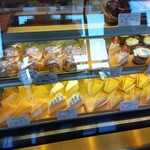 いづみや - 店内はチーズケーキがいっぱい