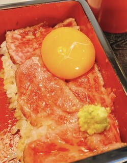 NIKUYA KUROKAWA - 残りの「極上ステーキ重」に卵黄トッピング！