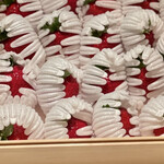 みえ田 - 桐箱に入った苺