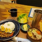 テントcafe Blue Ring - 具沢山ごろごろ野菜の豚汁とガパオ飯+アイスコーヒーデーツシロップ入り