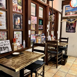 １階席。カップル、ペアのテーブル席。他のお客様の視線があまり気にならないのも◎