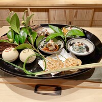 御料理 一燈 - 八寸：加賀蓮根のチップ、春菊と豆の白和え、鰯の辛煮、赤なまこの茶振り、子持ち昆布