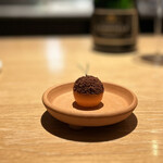 マンサルヴァ - 病み付きのアミューズ。
      金柑の爽やかさとフォワグラやカカオのコクが、本当に絶妙なんです！
      年に一回しか食べられないなんて、寂し過ぎます（笑）。