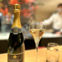 マンサルヴァ - R.Mの造り手。
                    ムニエ主体でとってもエレガンスが高く、泡のきめ細やかさにはうっとりしてしまいます。ボトルよりグラスにフォーカス(^^)
                    柔らかさ、ふくよかさがあるので、甘さのある柑橘にぴったり♪