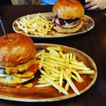 HINANO Resort Burger&Bar - 友人はマンゴーチーズパインバーガーを注文