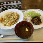 194755738 - 日替り定食　920円（税込）ドリンク付き　　　　　　　　　　　　　ドライカレー、豚肉と野菜の味噌炒め…等