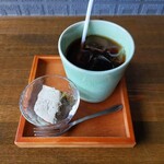 茶の湯 - アイスティーとデザート(ほうじ茶と梅の葉カッサータ)
